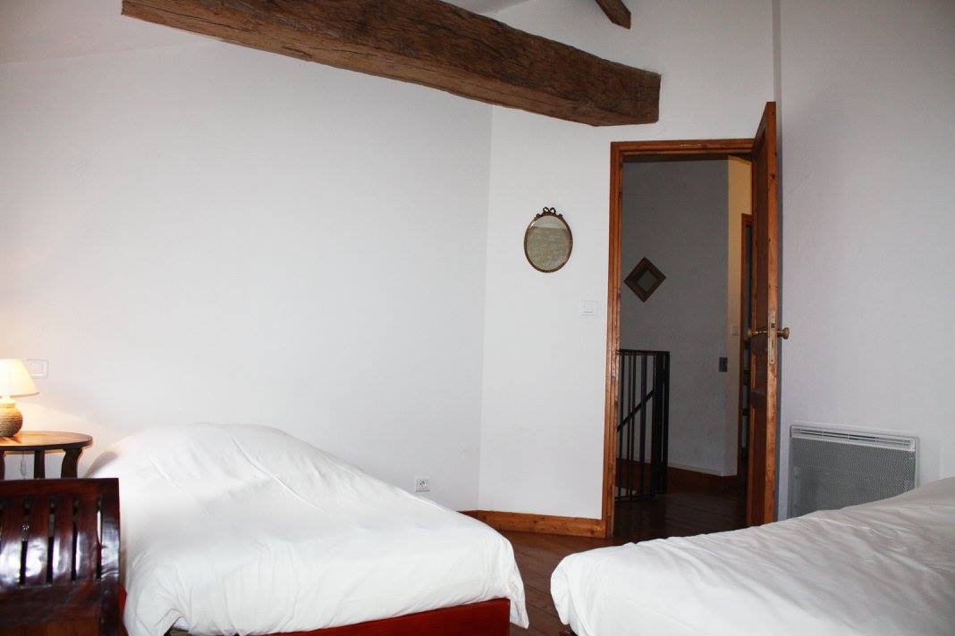 Chambre à lit simple des cyprès