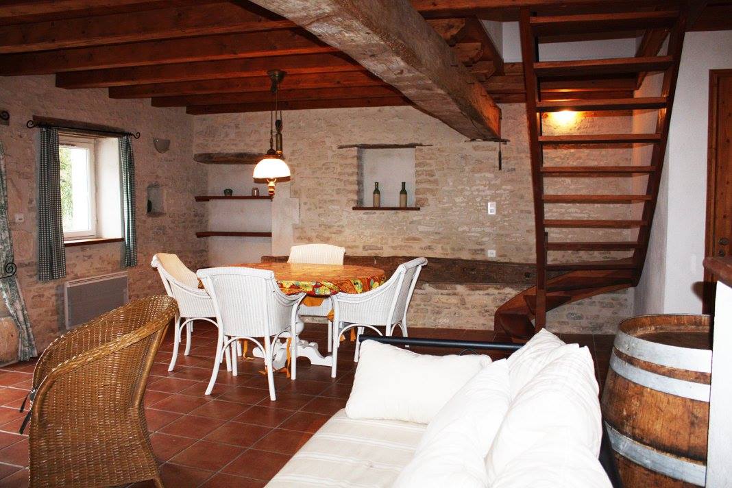 Le grand salon et son auge rustique