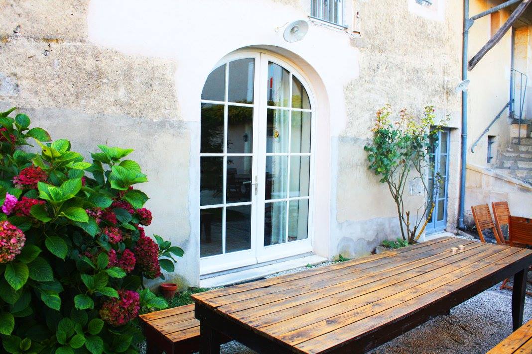 Table pour prendre du bon temps devant le cottage