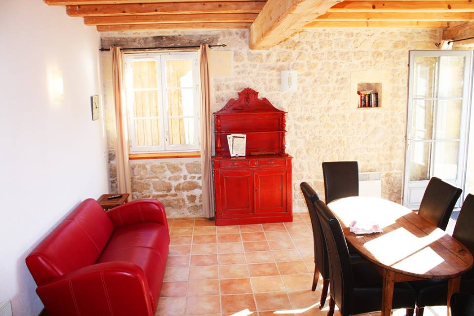 Salon et canapé rouge