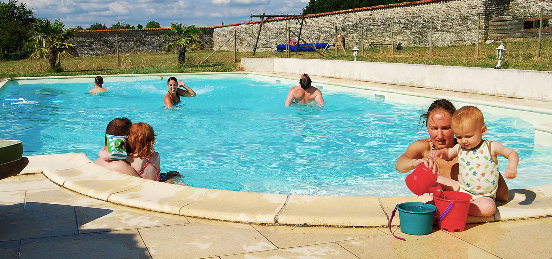 Vacances familiales à la piscine en Charente Maritime